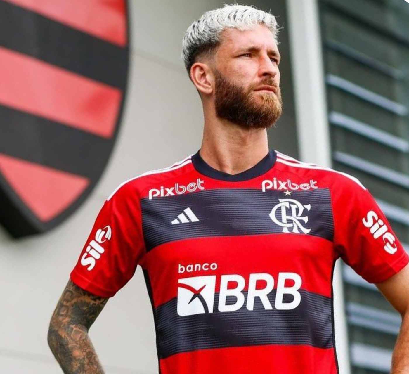 MAIS UMA NEGATIVA: FLAMENGO RECUSA SEGUNDA PROPOSTA DO OLYMPIACOS POR LÉO PEREIRA